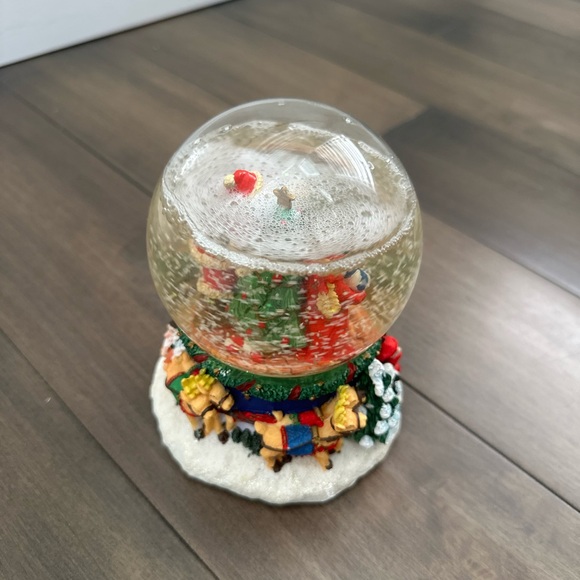 Vintage Festive Christmas Snow Globe with Santa and Children - Picture 6 of 12